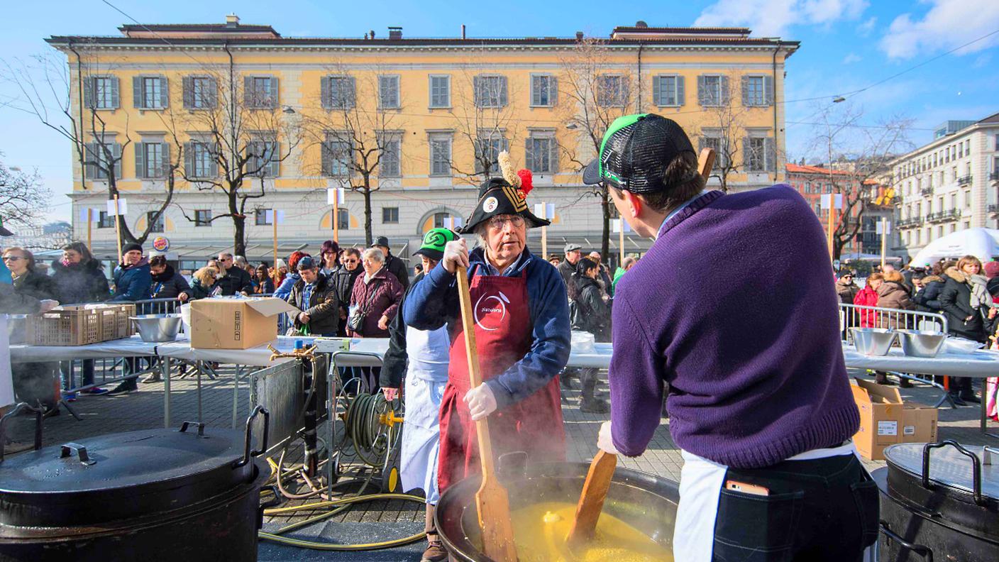 Una fase di preparazione del risotto in centro a Lugano in mattinata