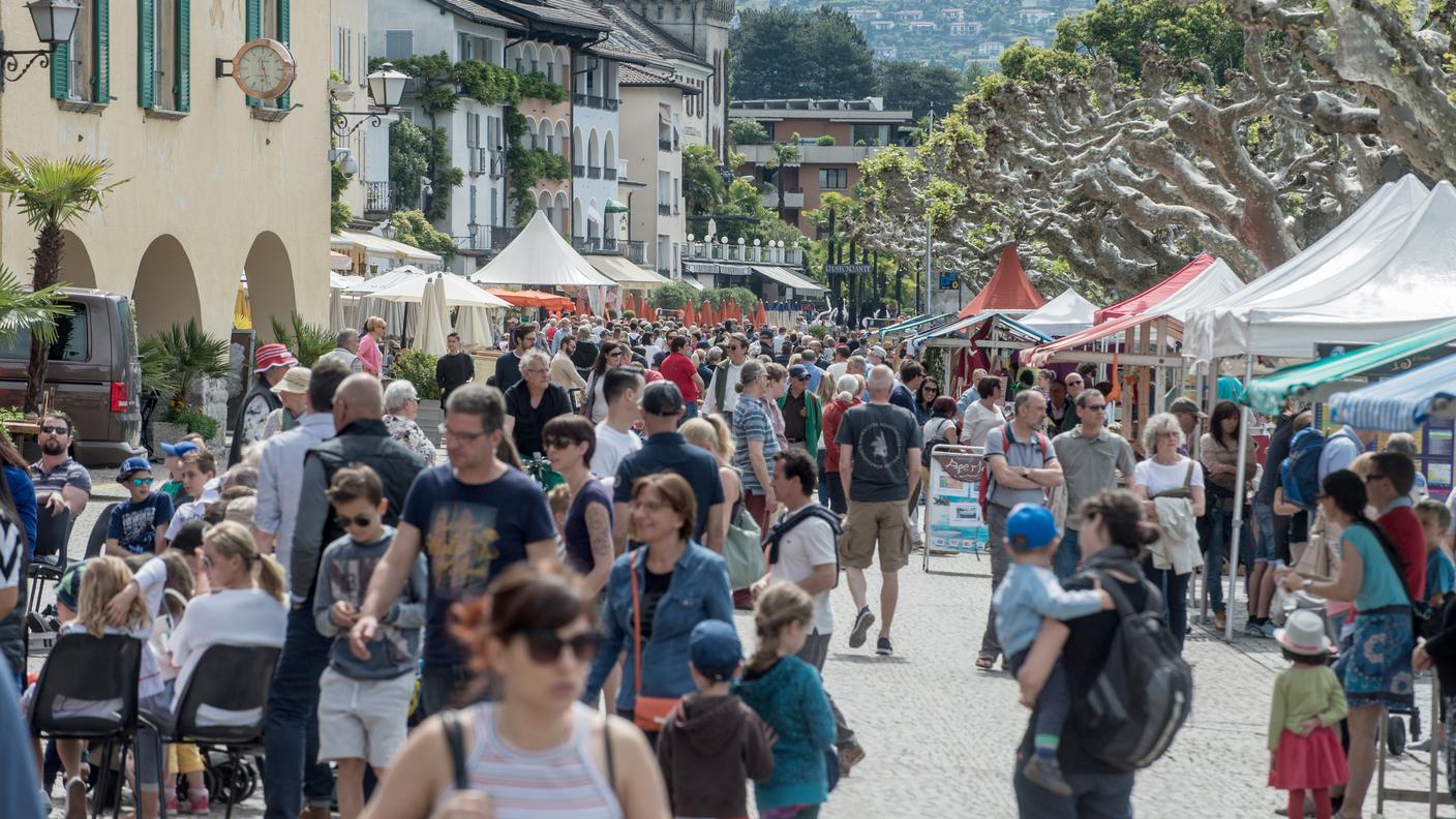 Il lungolago durante il Festival degli artisti di strada