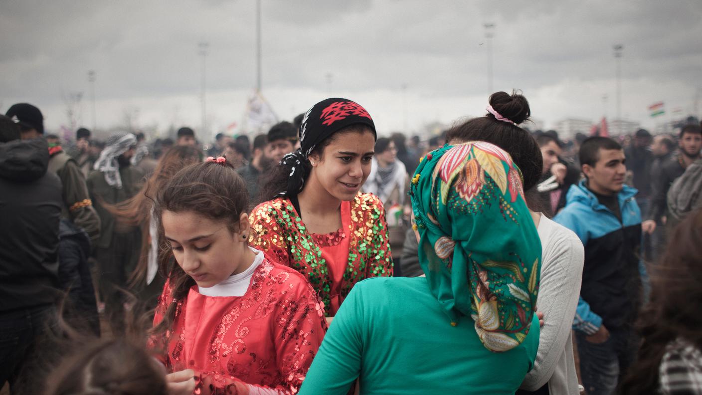 Nei primi anni '90 del XX secolo, il Newroz in Turchia è stato teatro di durissimi scontri condecine di morti (nel 1992 addirittura oltre 100, compresi molti giornalisti)