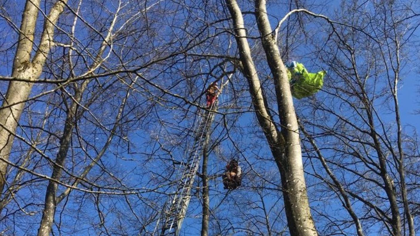 Il recupero ha imposto l'intervento dei pompieri e di operatori del soccorso alpino 