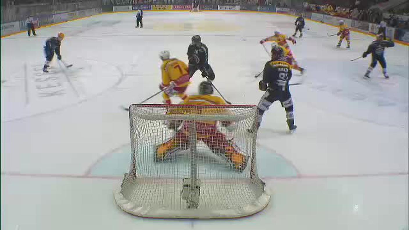 Playoff, Hiller colpito sulla maschera dal siluro di Hofmann (02.04.2018)