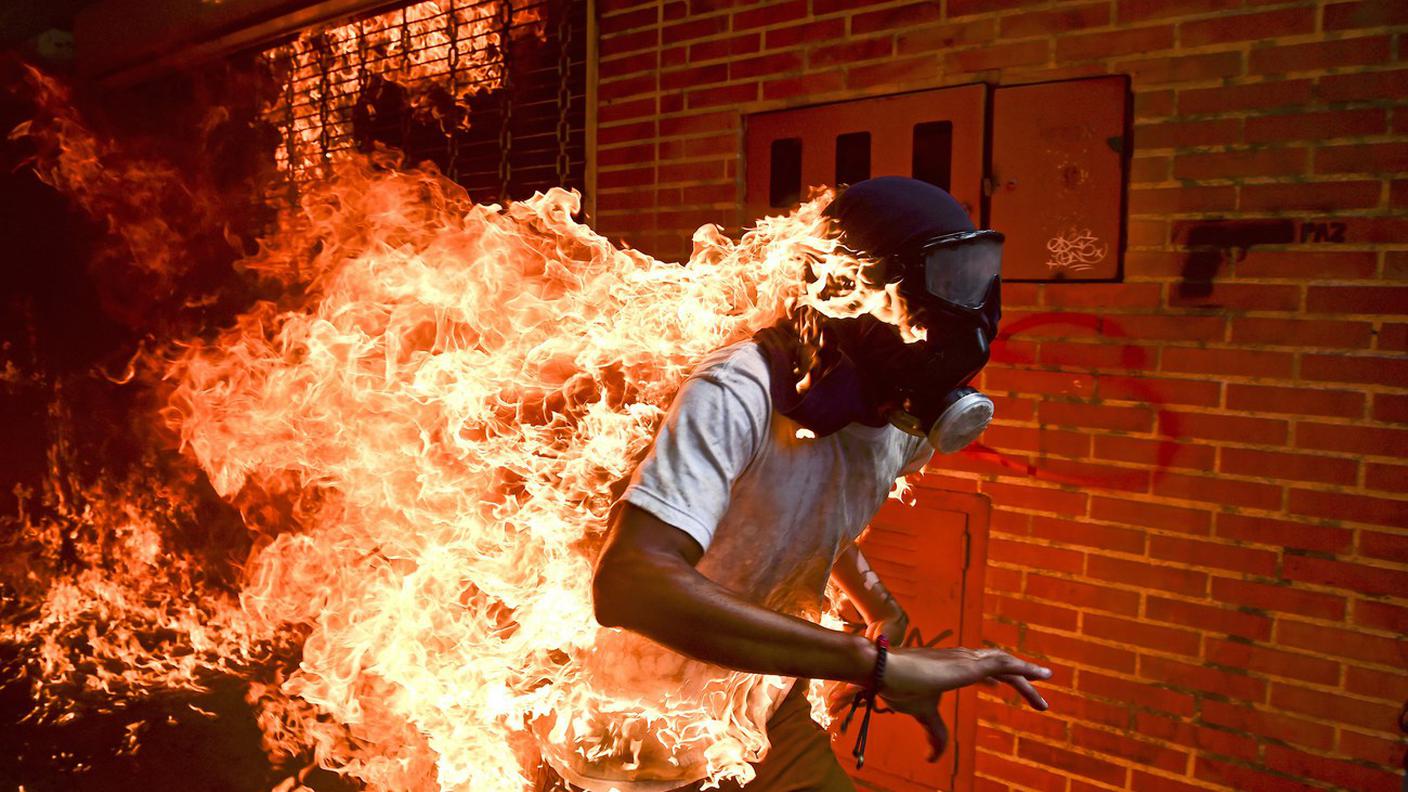 Con questa fotografia scattata durante scontri a Caracas Ronaldo Schemidt si è aggiudicato il primo premio del concorso World Press Photo