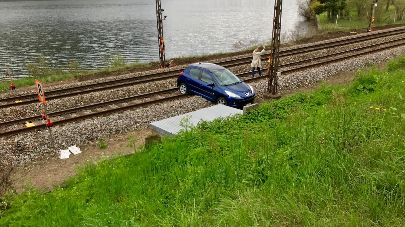 L'auto scivolata sulla ferrovia