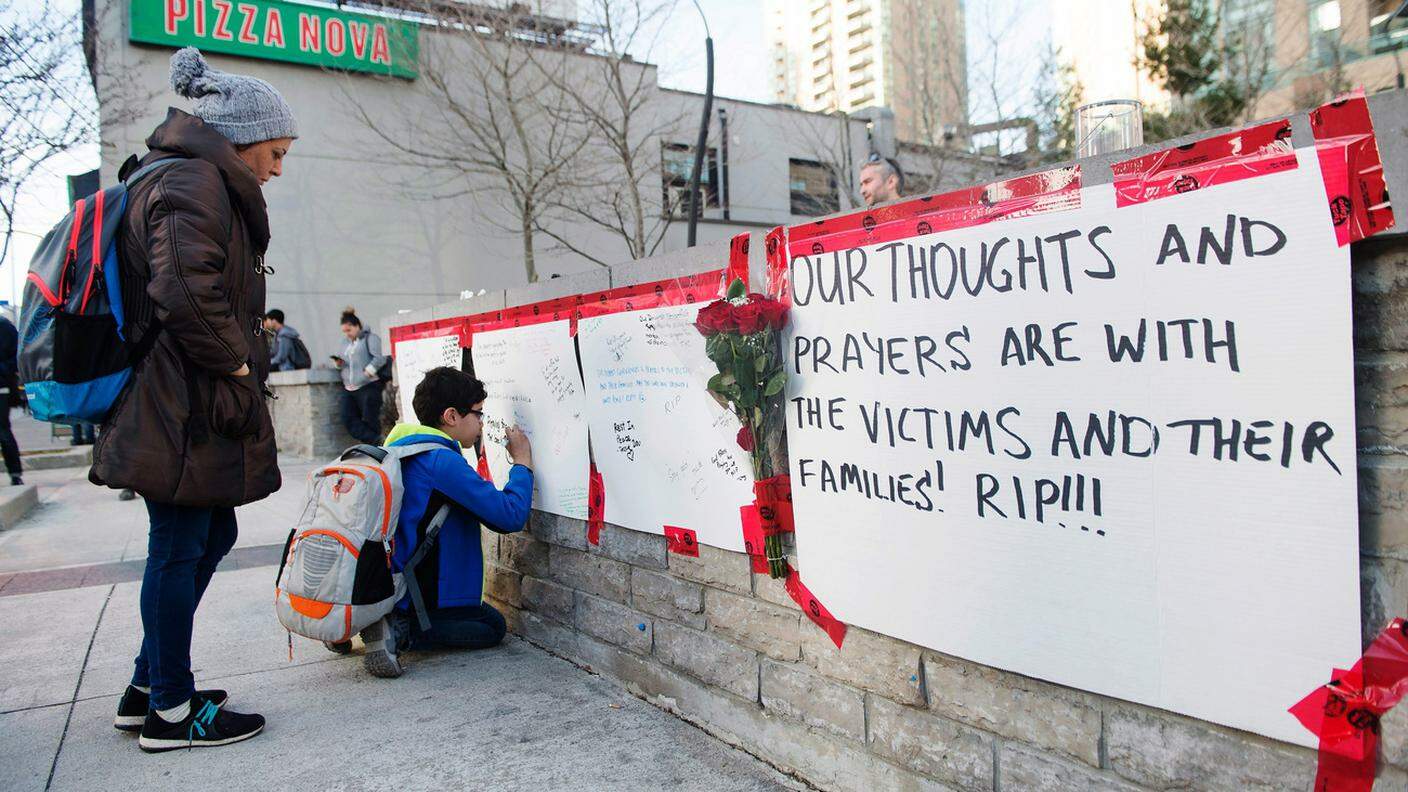 Passanti lasciano messaggi in ricordo delle vittime investite dallo studente lunedì a Toronto