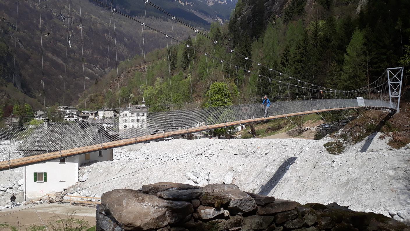 La passerella è in legno