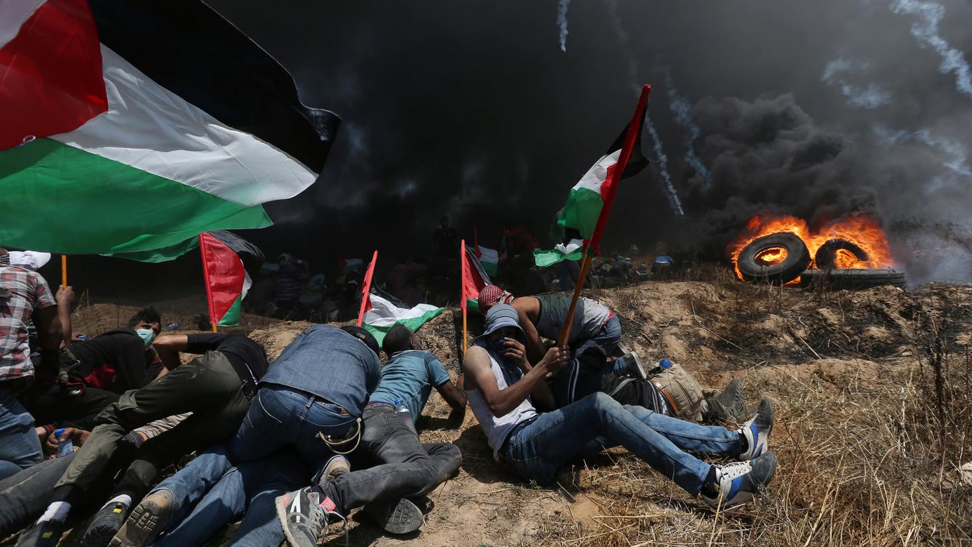 Manifestanti palestinesi si riparano dagli attacchi