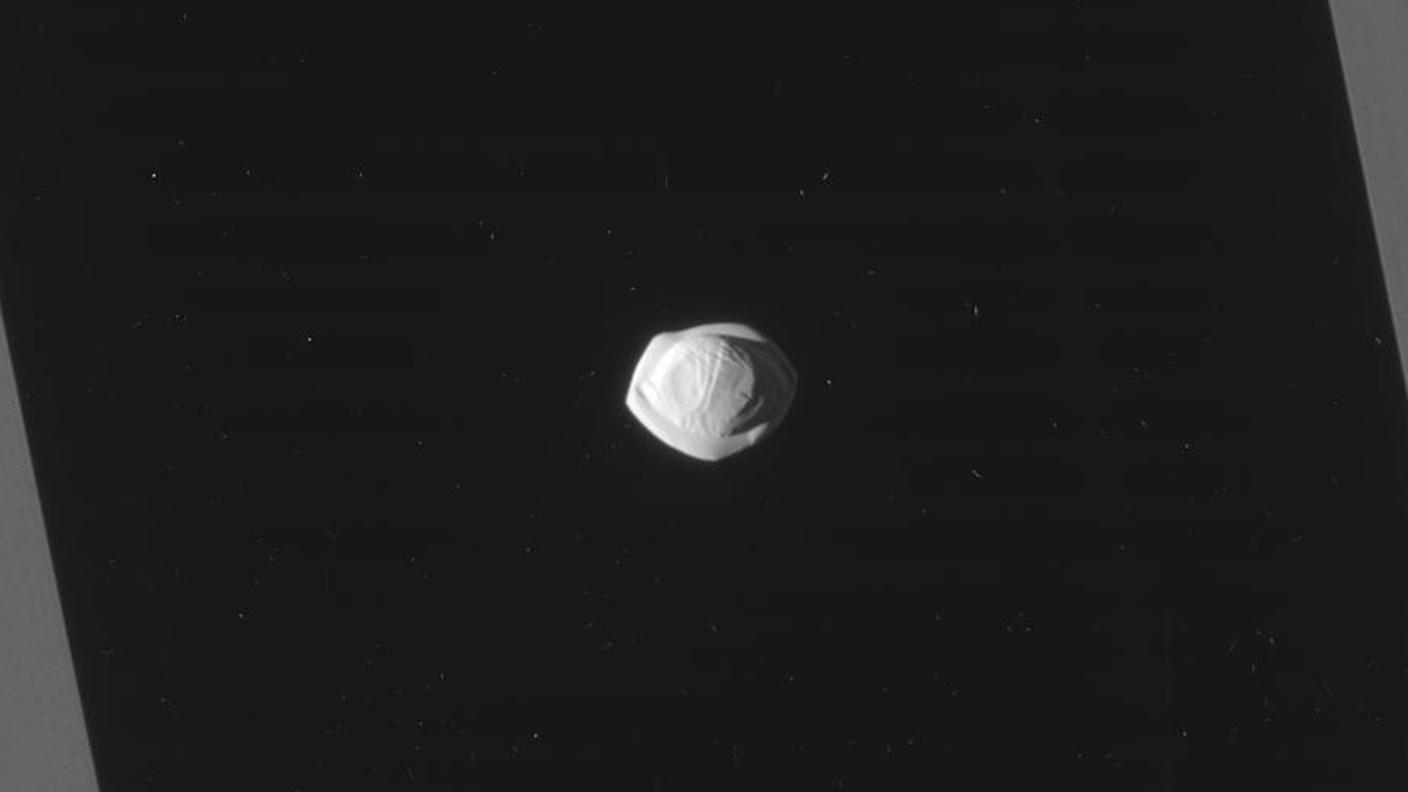 La luna "Pan" fotografata dalla sonda Cassini