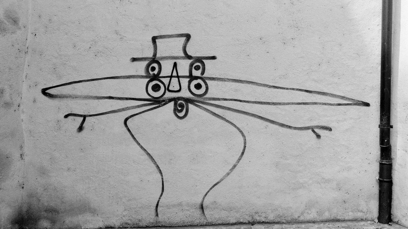 Per lungo tempo ignoto ignoto, nel 1979 l'artista fu colto sul fatto da un poliziotto e arrestato