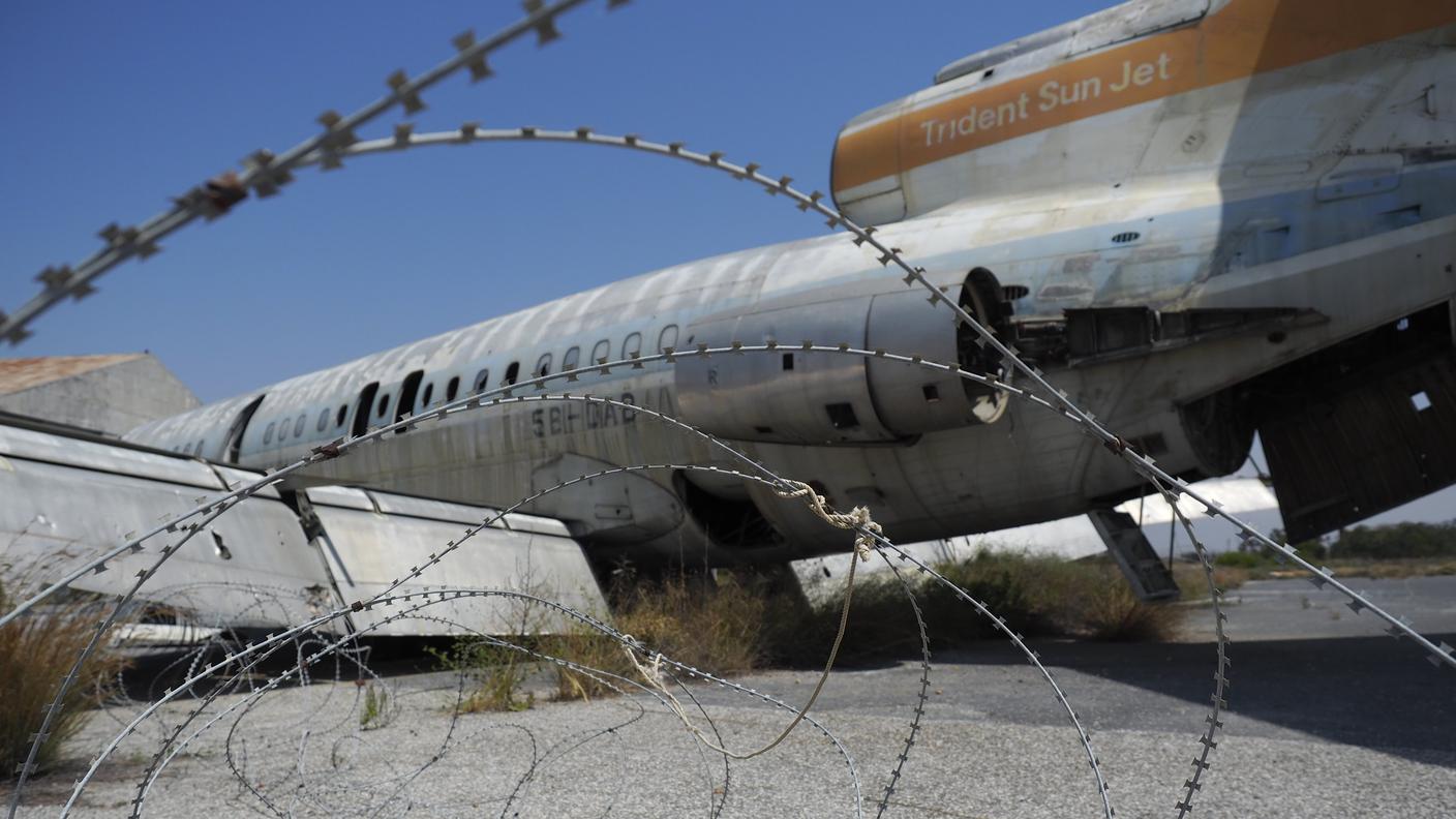 La carcassa di un aereo attorno al quale si svolse la battaglia tra l'esercito greco-cipriota e quello turco nel 1974