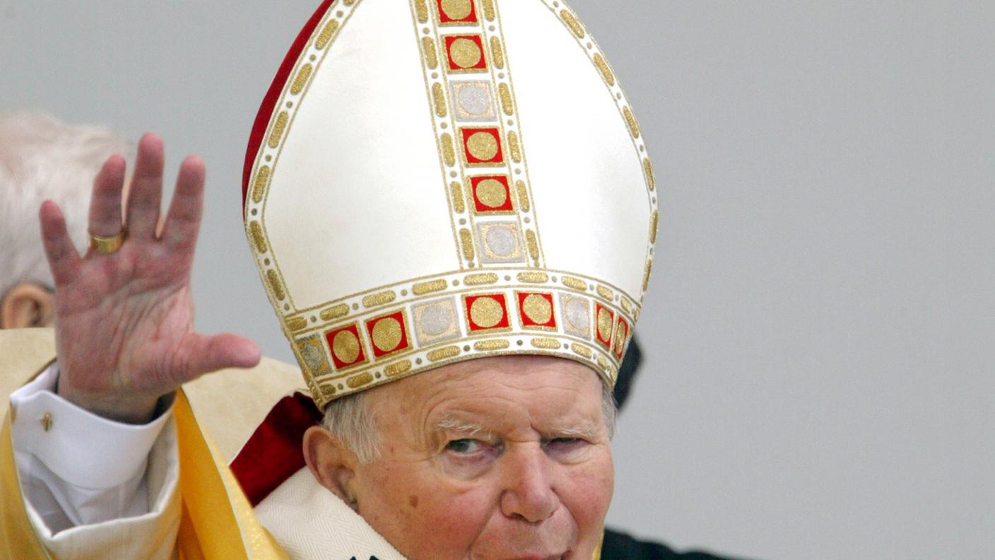 Il Papa saluta i fedeli riunitisi a Berna (2004)