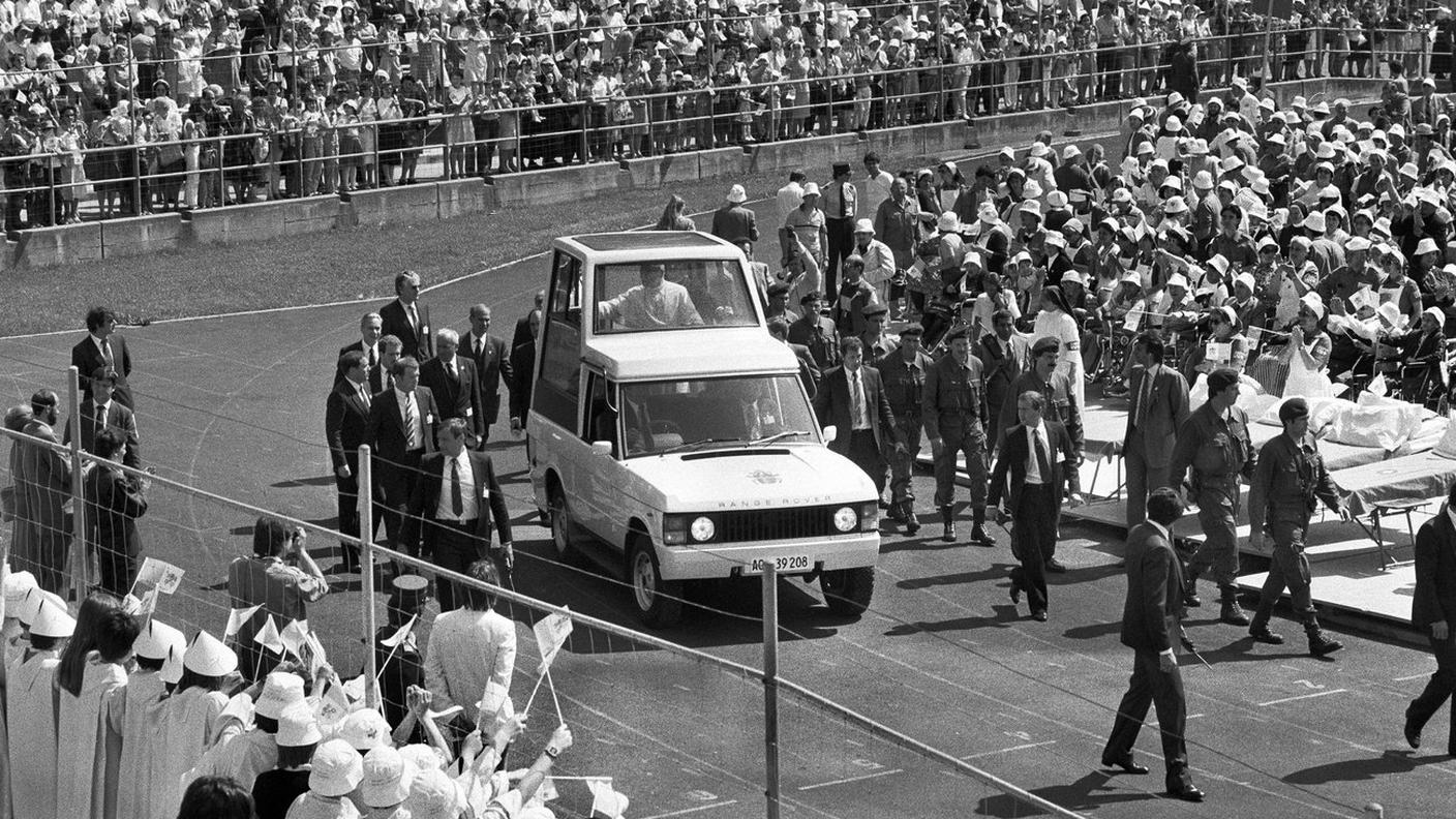 La "papamobile" nello stadio di Cornaredo a Lugano (1984)