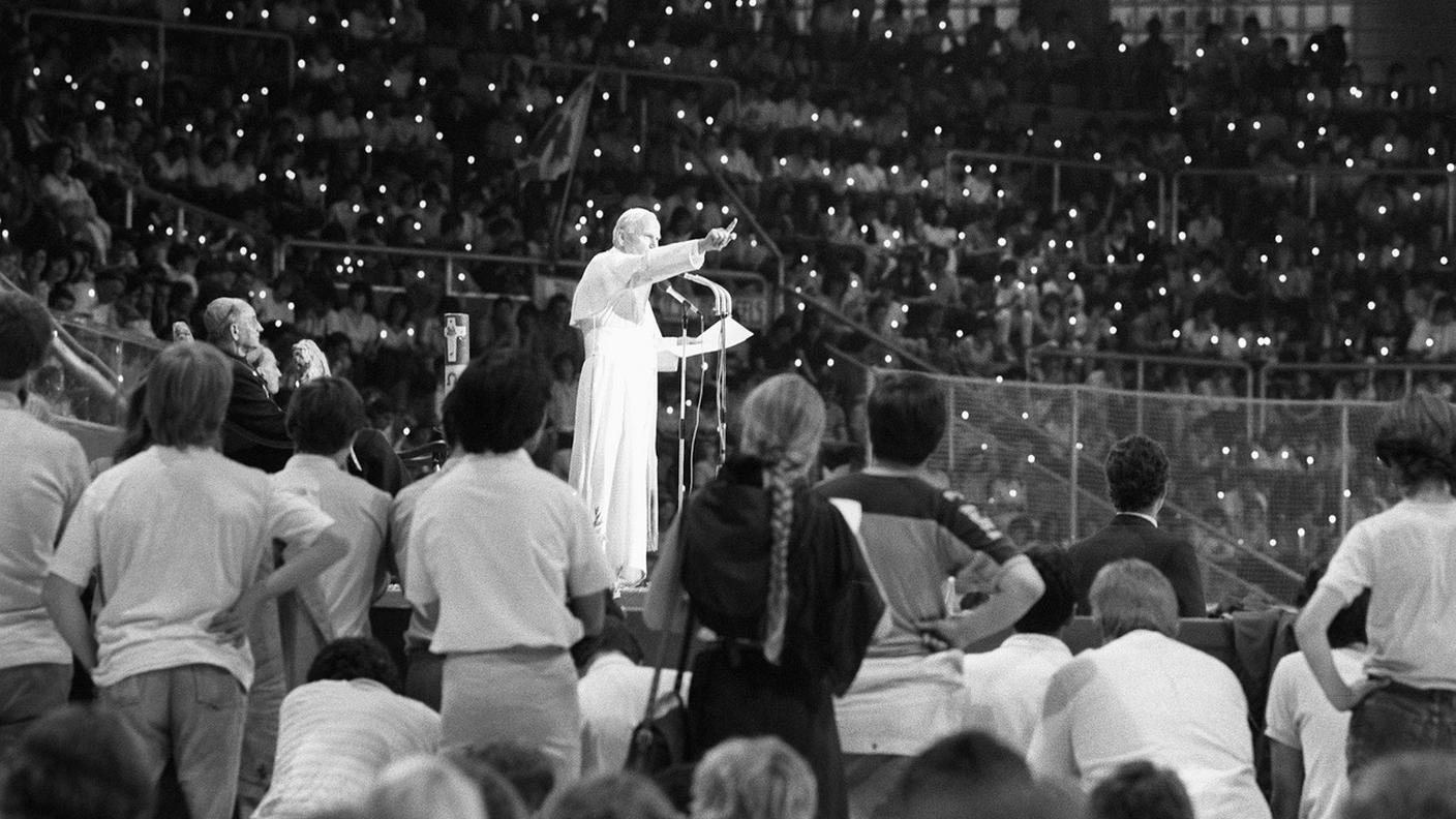 Papa Giovanni Paolo II davanti ai giovani fedeli allo stadio di Friburgo (1984)