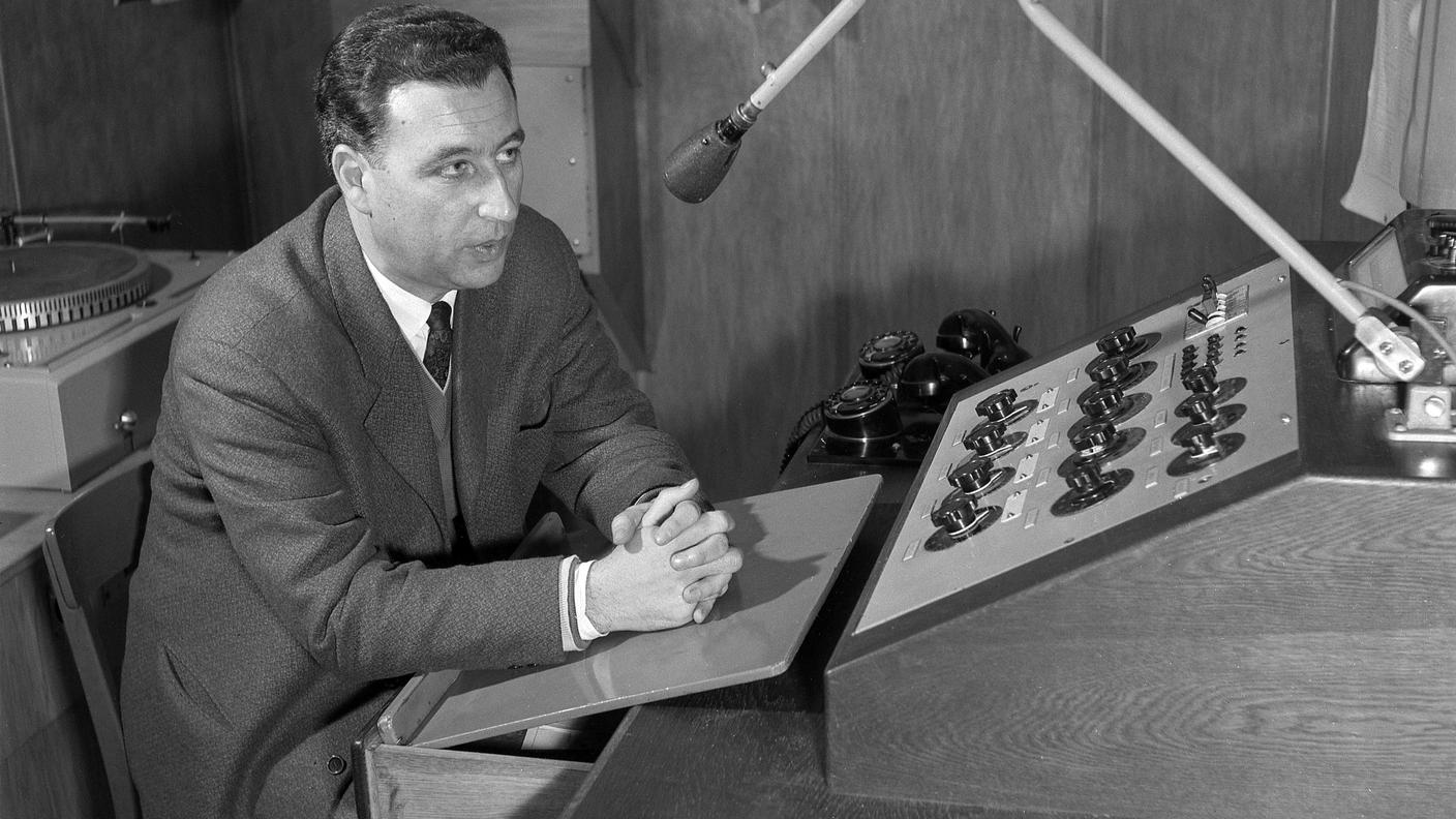 Eros Bellinelli nello studio di registrazione della radio (1957)