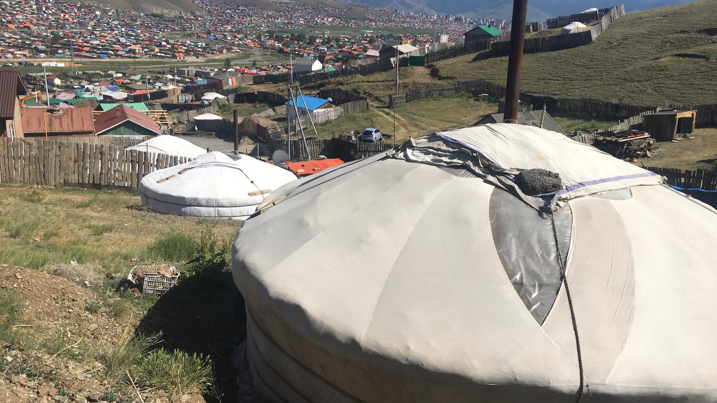 Ger – Il centro di Ulan Bator è circondato da “quartieri di ger”, le tipiche tende coniche mongole dove vivono i nomadi. Anche molti di quelli che si urbanizzano