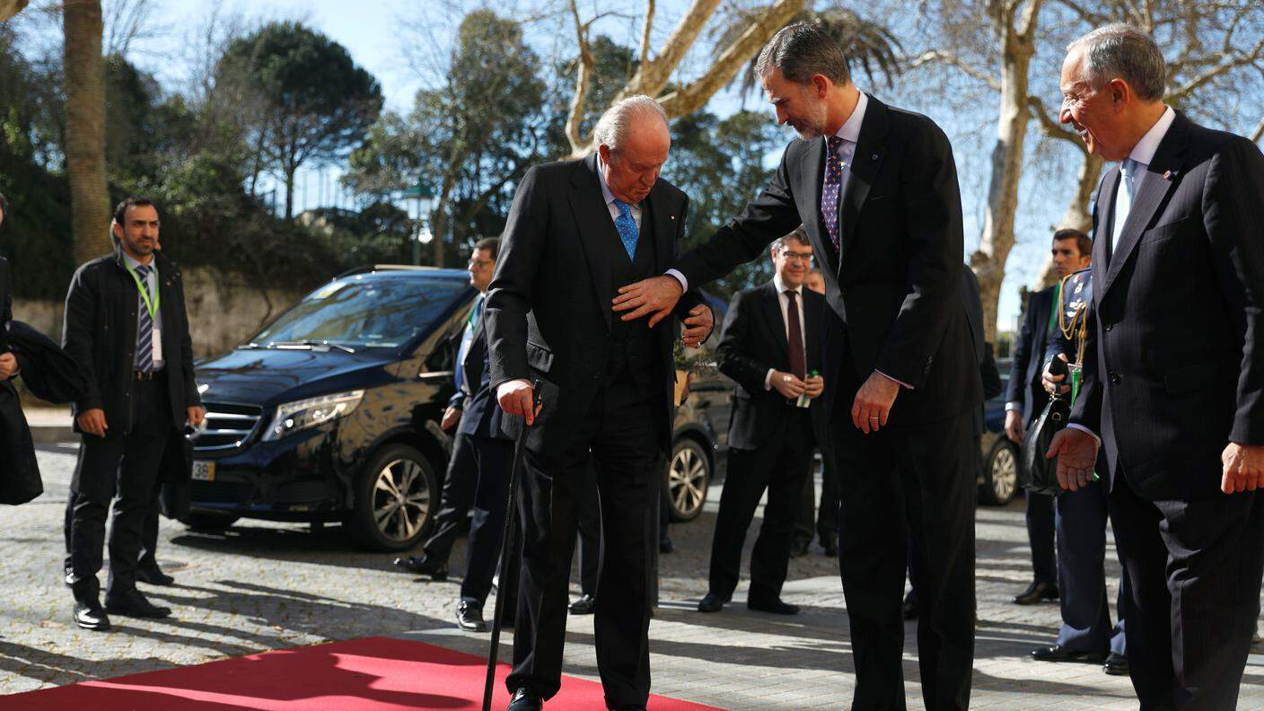 L'ex re di Spagna Juan Carlos con il figlio Felipe VI