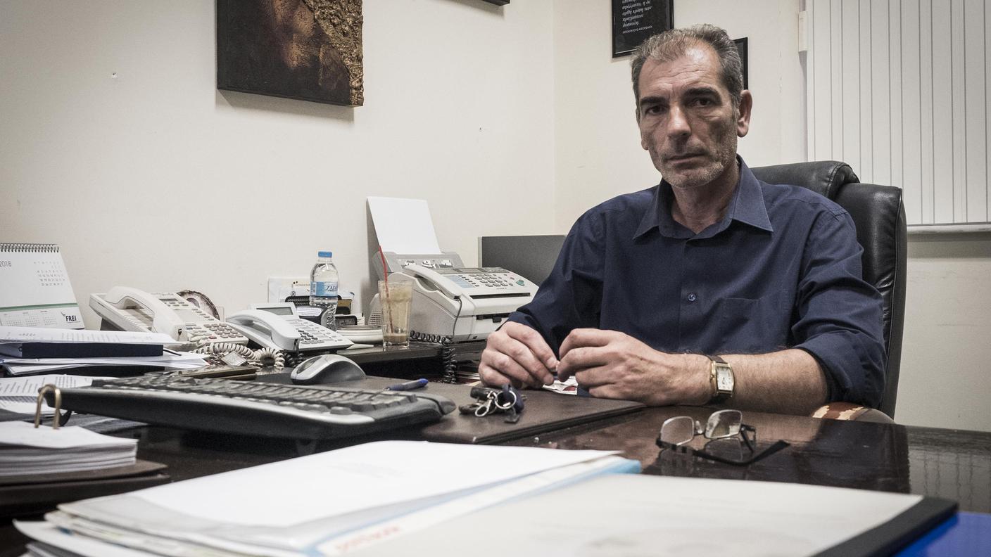 Pavlos Pavlidis fa il medico legale ad Alessandropoli, città dove il fiume Evros sfocia nel mare Egeo. Lavora per dare un'identità a quanti annegano nel fiume tentando di raggiungere l'Europa