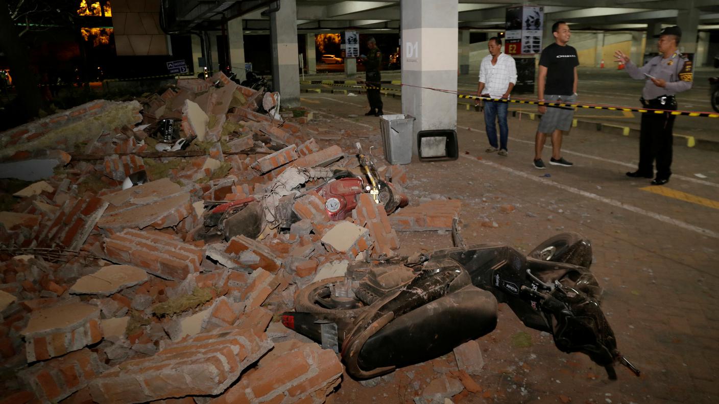 Crolli nel parcheggio di un centro commerciale a Kuta, Bali