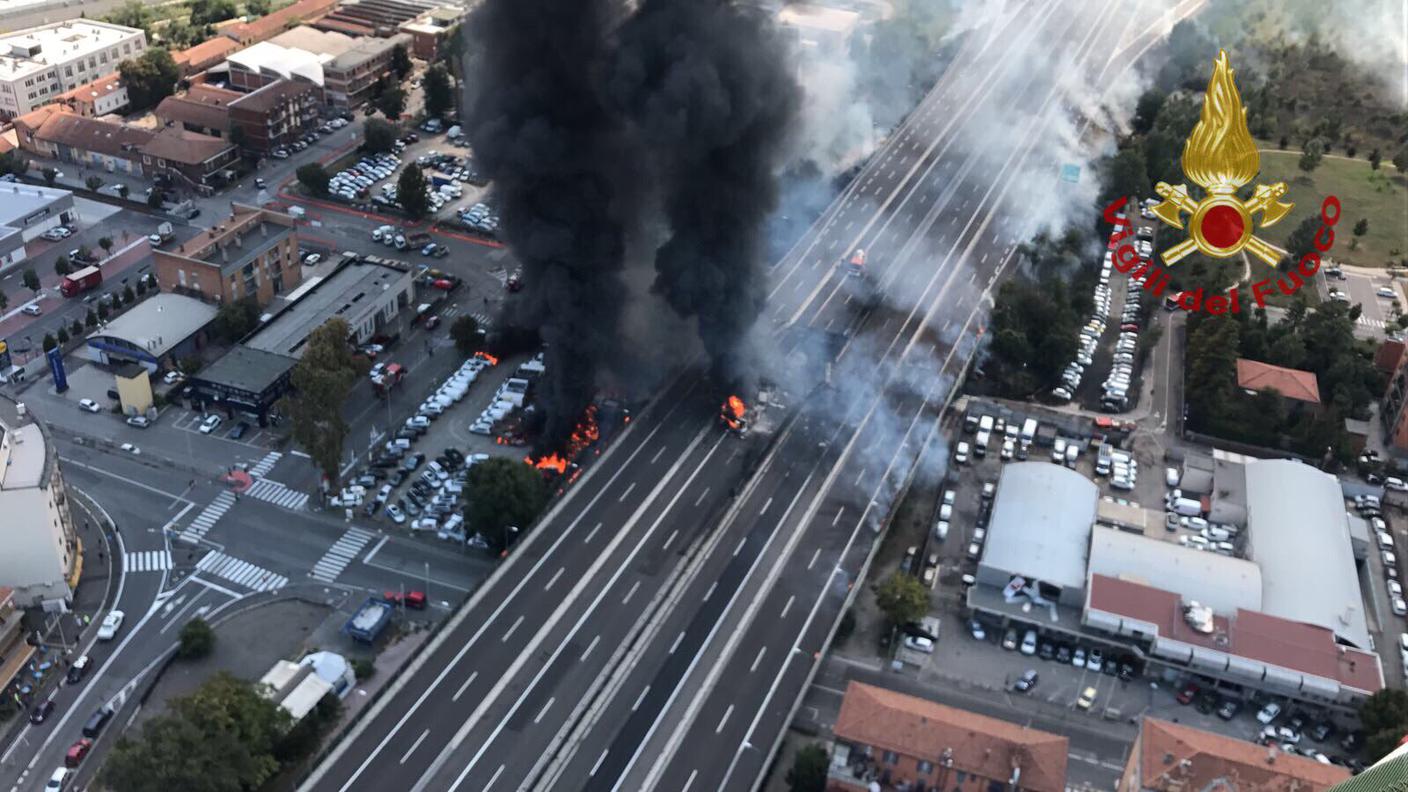 L'incendio causato dall'esplosione di un'autocisterna