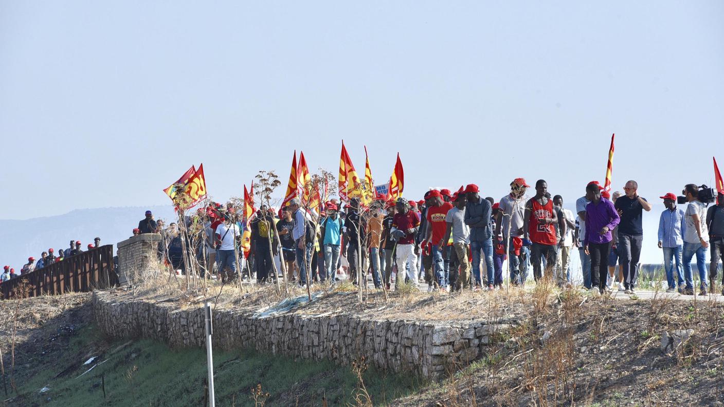 Sabato e lunedì sono morti 16 braccianti quando in due incidenti stradali