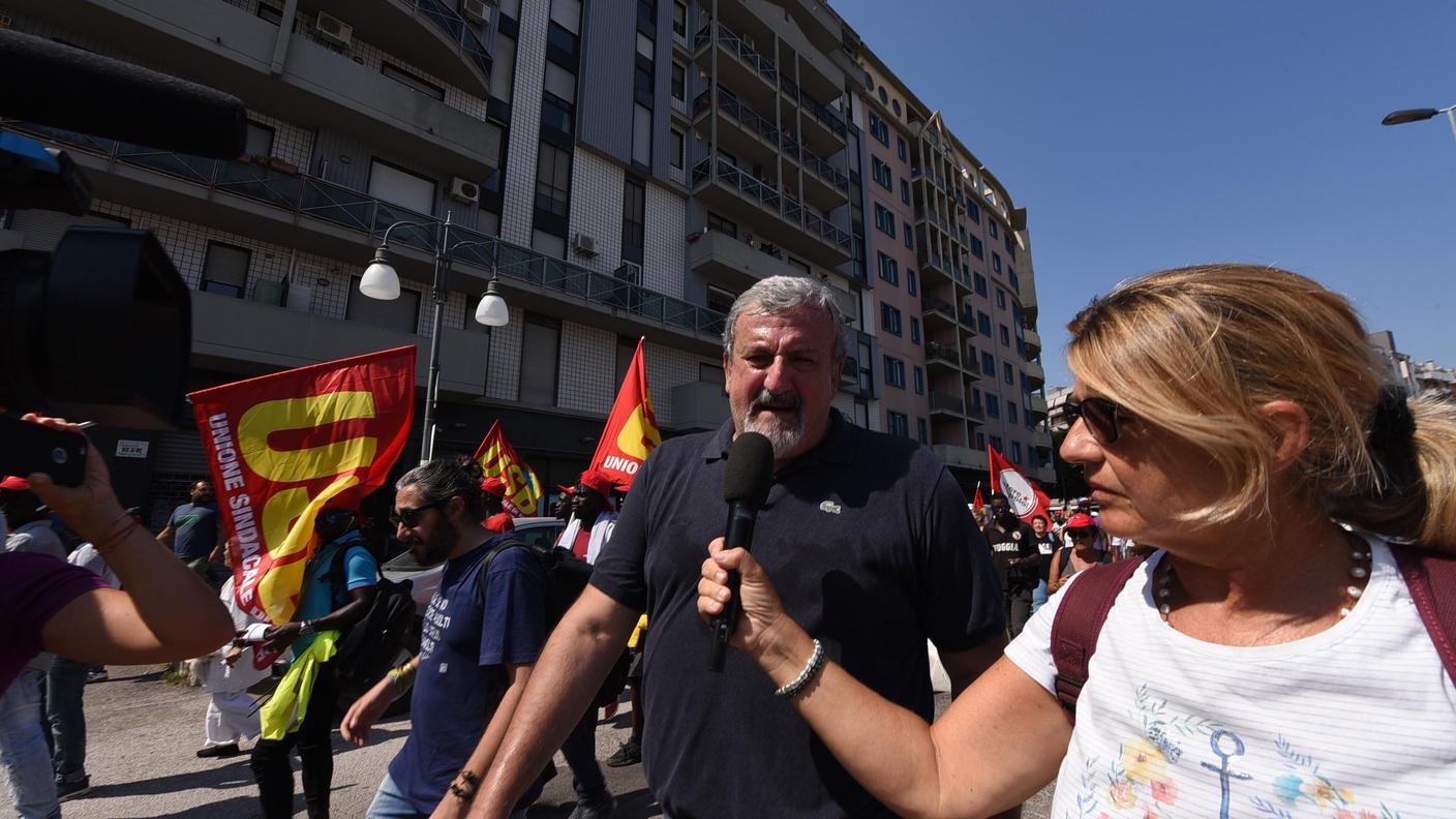 Il presidente della regione Puglia Michele Emiliano e Aboubakar Soumahoro, sindacalista italo-ivoriano