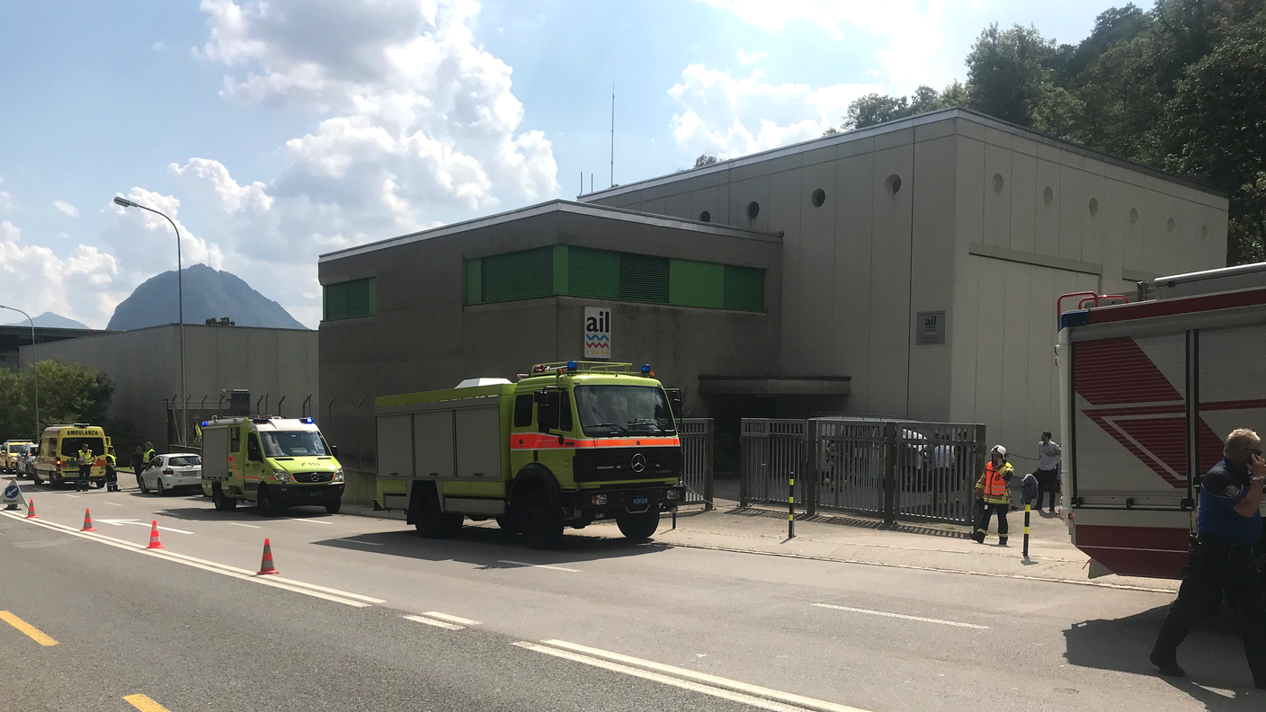 Pompieri ed un'ambulanza davanti alla sottostazione di Cornaredo dell'AIL