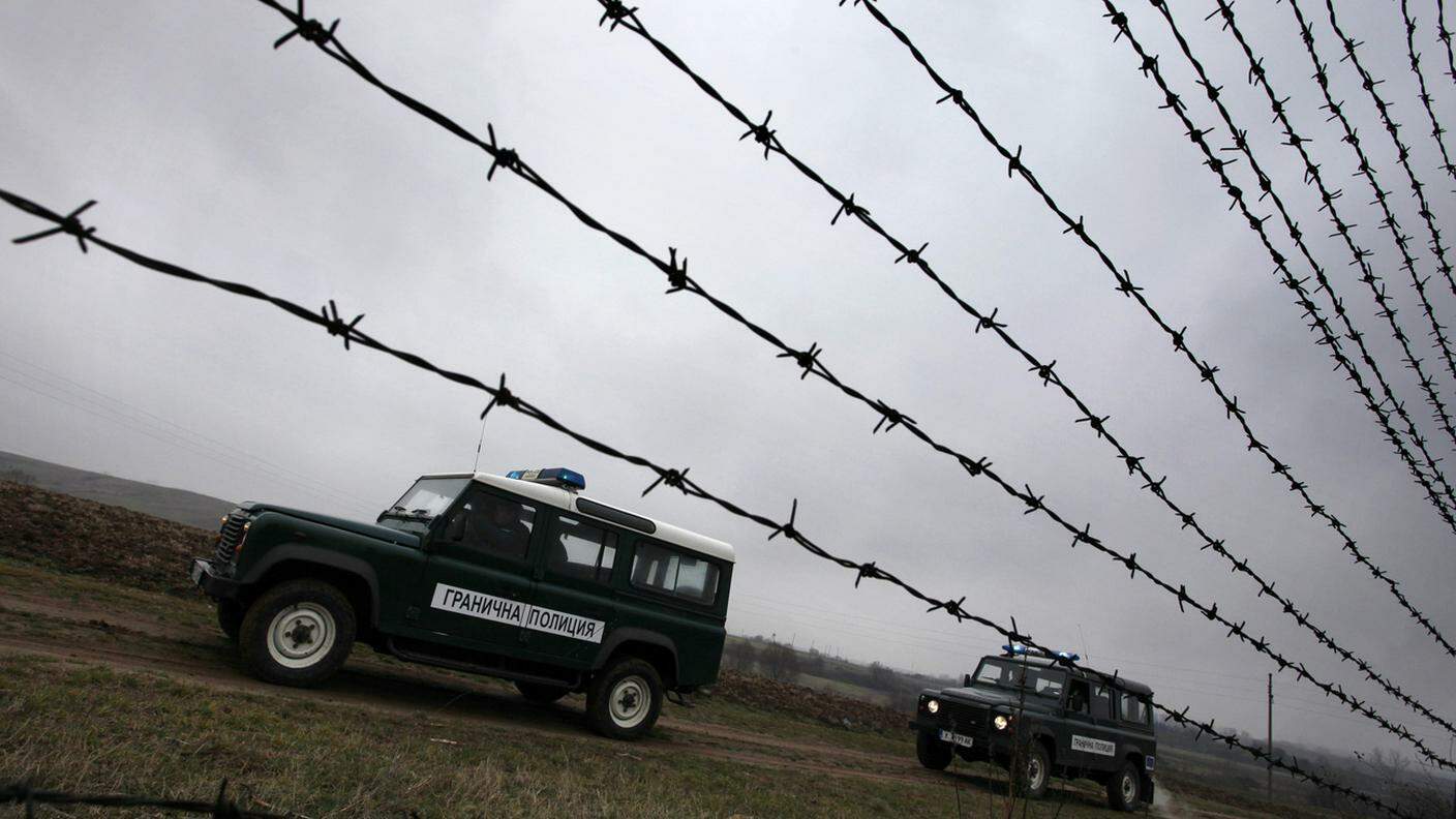 La polizia di frontiera bulgara pattuglia la zona di confine di Kapitan Andreevo