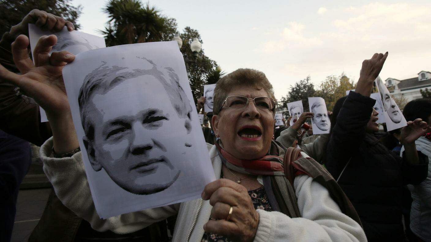 Una sostenitrice di Assange in Ecuador