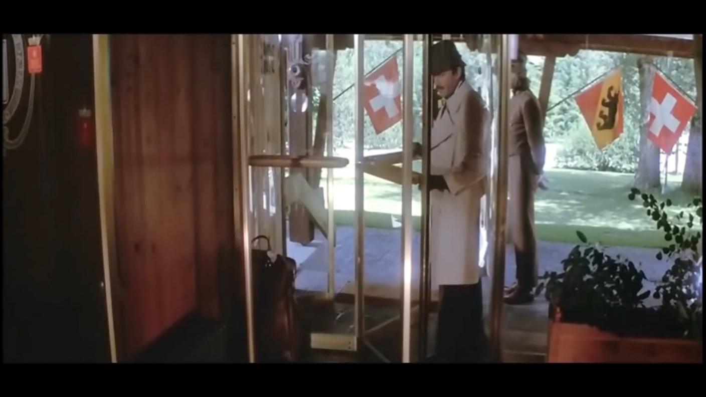 L'ispettore Clouseau in "The Return of the Pink Panther" (1975), alle prese con la porta girevole di un hotel a Gstaad