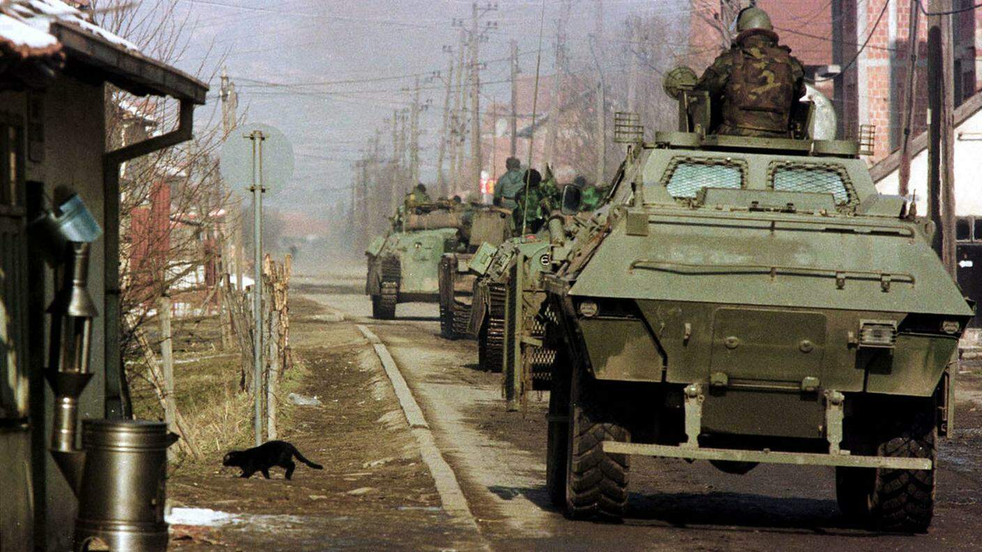 Carri armati dell'esercito Jugoslavo a 30 km da Pristina nel febbraio del 1999