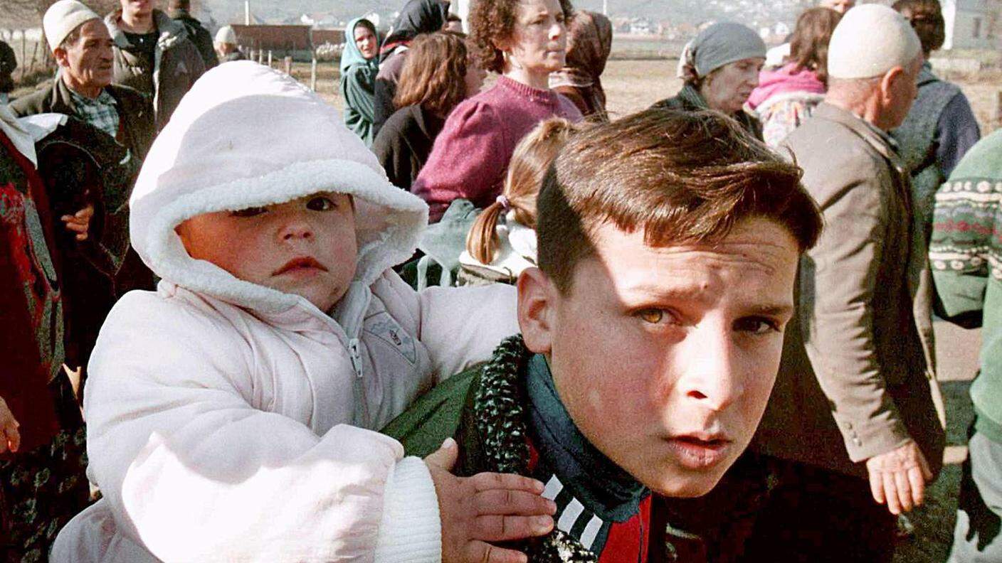Famiglie di kosovari fuggono dal villaggio di Racak il 17 gennaio del 1999