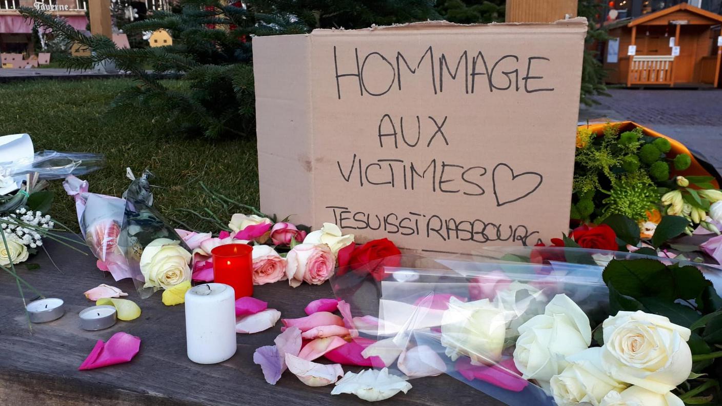 I primi omaggi floreali in memoria delle vittime della sparatoria