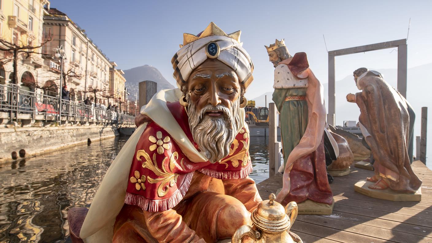 Una figura del presepio ferma sul pontile del lungo lago in attesa di essere immersa