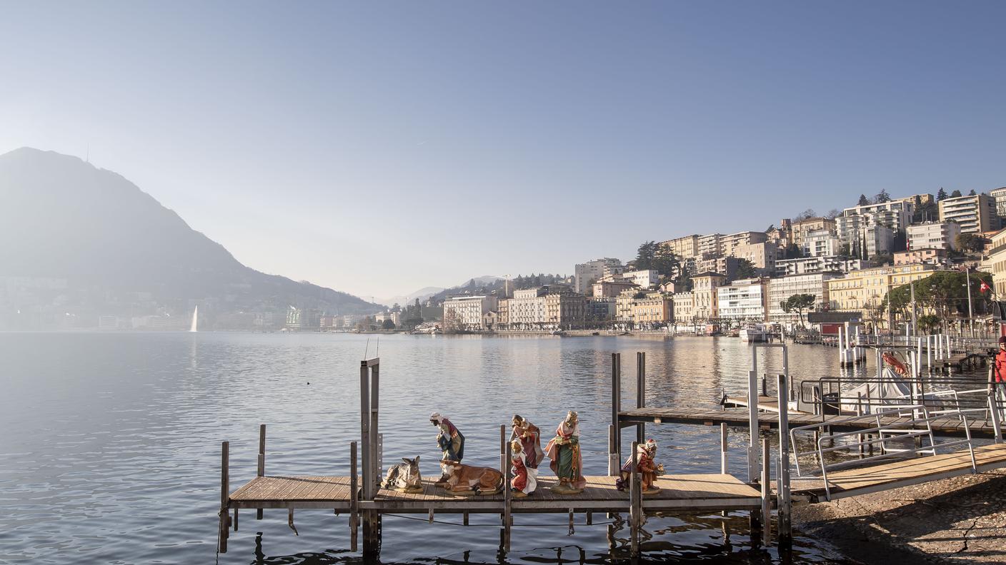 Le figure del presepio sul pontile del lungo lago in attesa di essere immerse