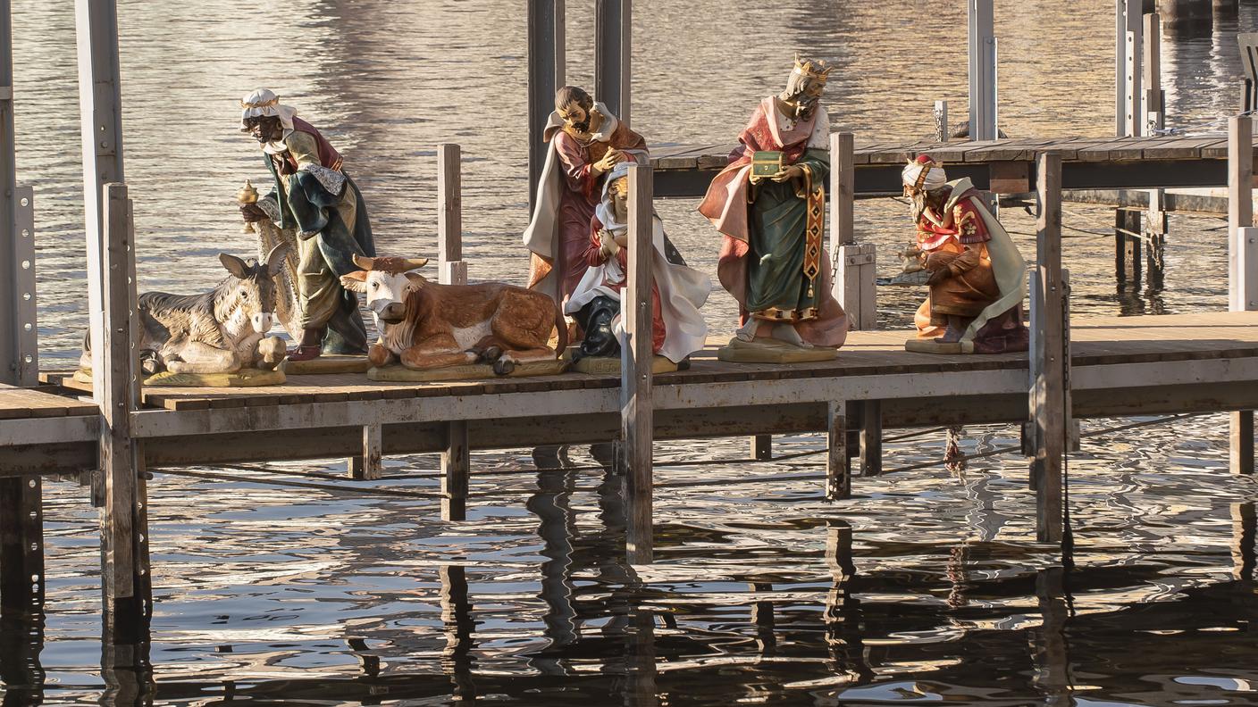 Le figure del presepio sul pontile del lungo lago in attesa di essere immerse