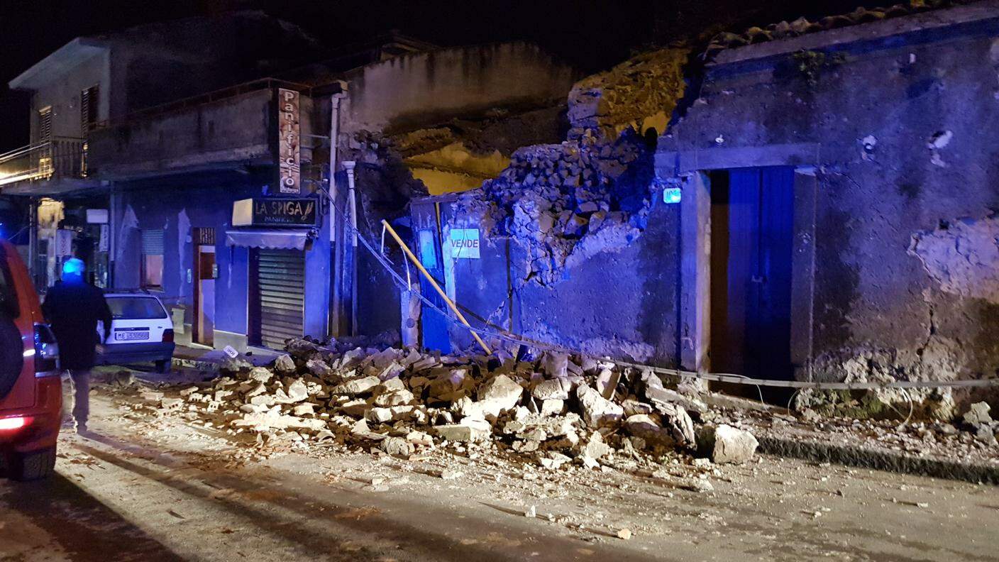 Crolli a nord di Catania dopo il terremoto 