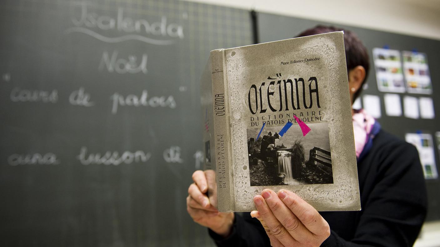 Patois, dal francese patoier (gesticolare) raggruppa vari dialetti. Nella foto: un dizionario del patois d'evolene vallesano