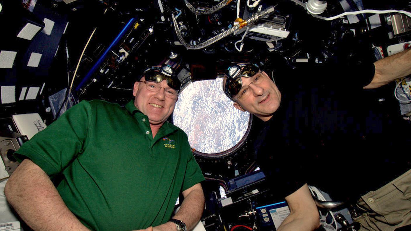 André Kuipers, a sinistra, sulla Stazione Spaziale Internazionale nel 2012