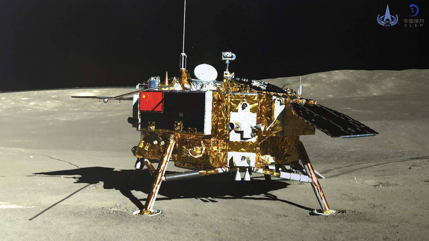 La sonda fotografata dal rover Yutu-2 il 12 gennaio 