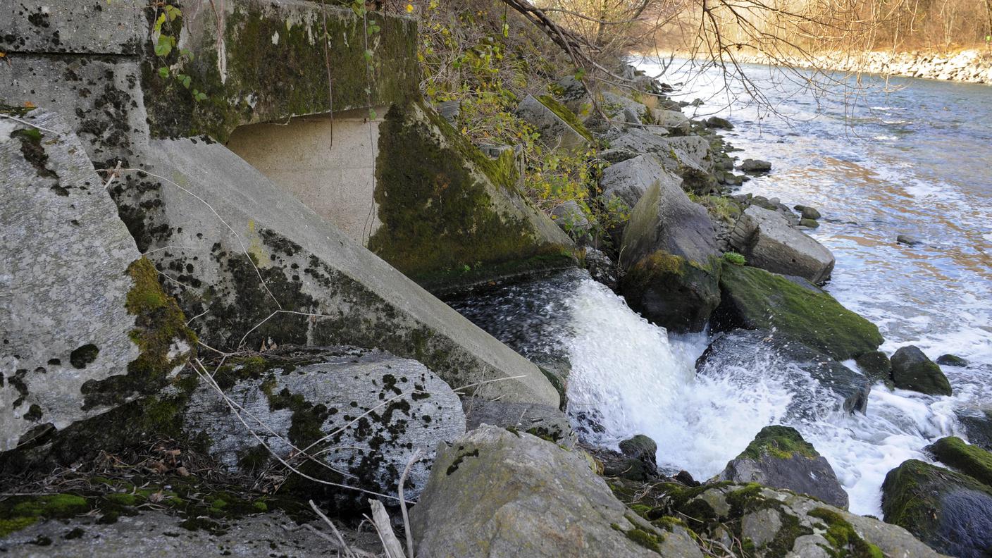 Lo scarico dei liquidi dal depuratore di Giubiasco nel Fiume Ticino