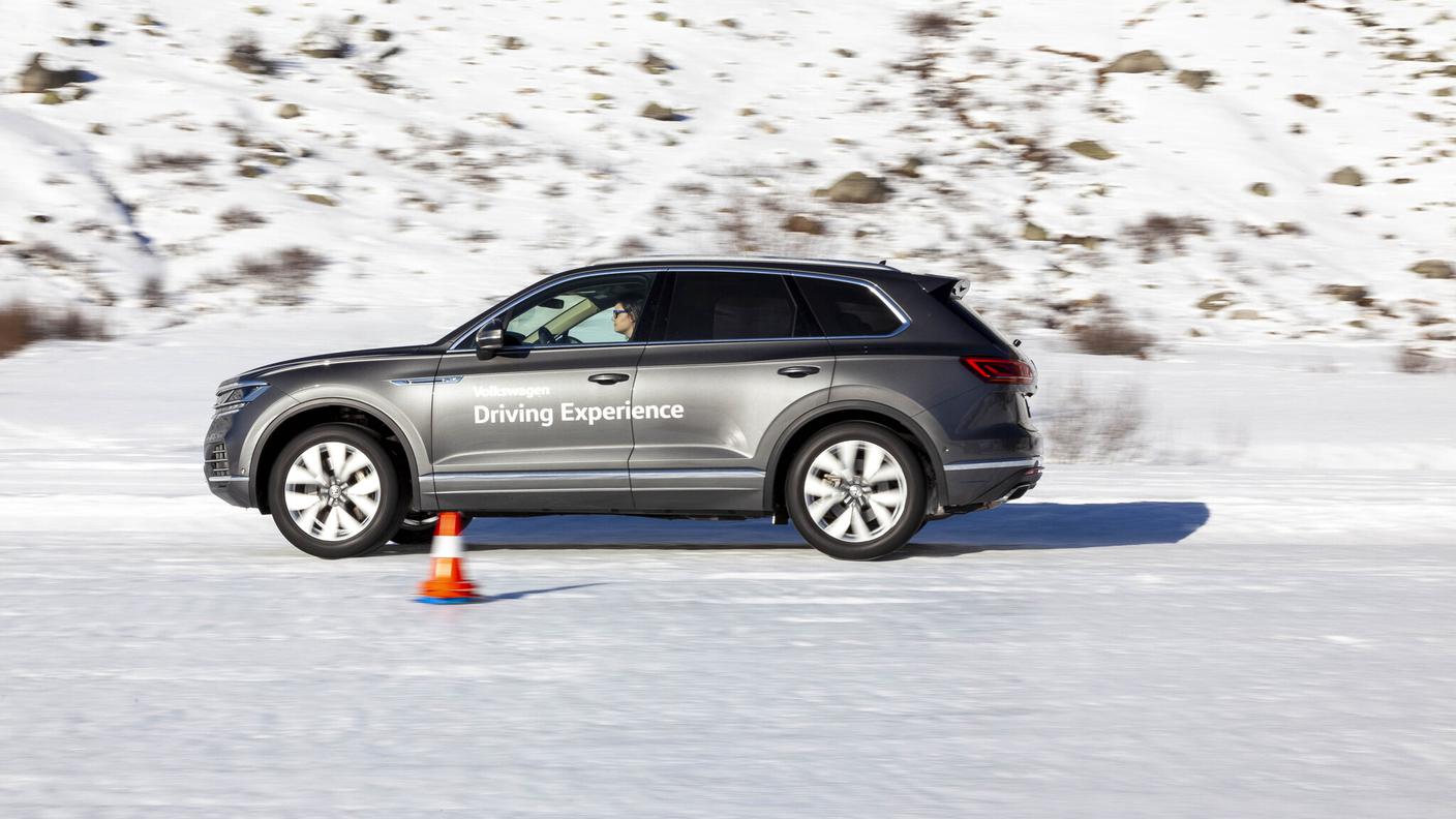 Una Volkswagen Touareg V8 TDI in azione sul fondo innevato di Andermatt
