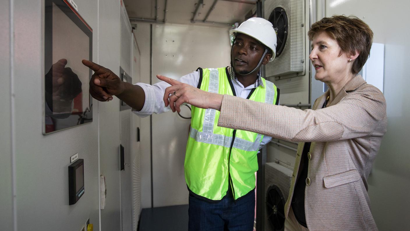 Con l'ingegnere energetico Cyprian Nyuki Njururi al centro logistico ICRC di Nairobi