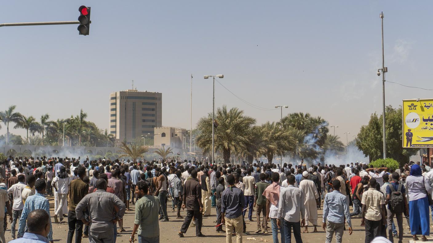 Migliaia di persone chiedono da giorni al partenza del presidente Omar Al Bashir