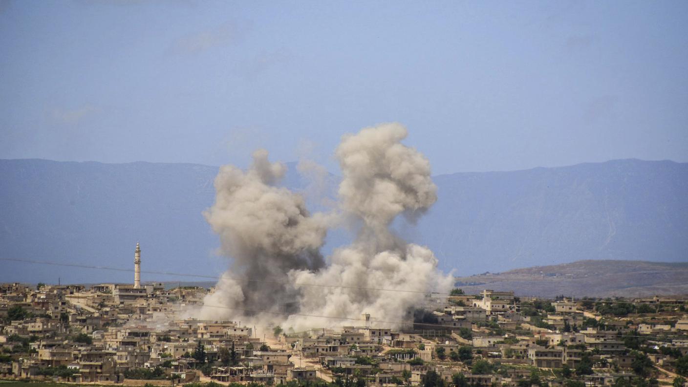 Uno scatto della Protezione civile siriana venerdì a sud di Idlib