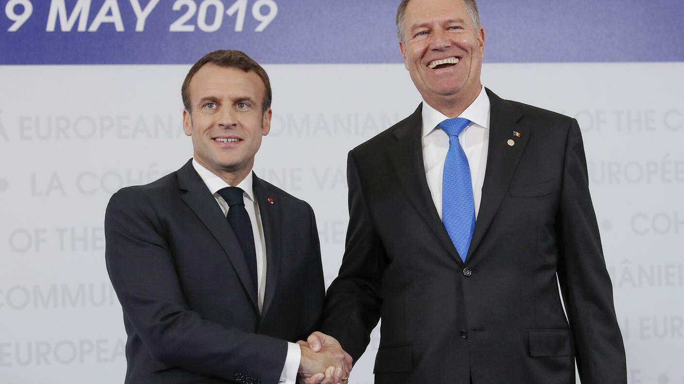 Il presidente francese Emmanuel Macron (s) e il suo omologo rumeno Klaus Iohannis (d)