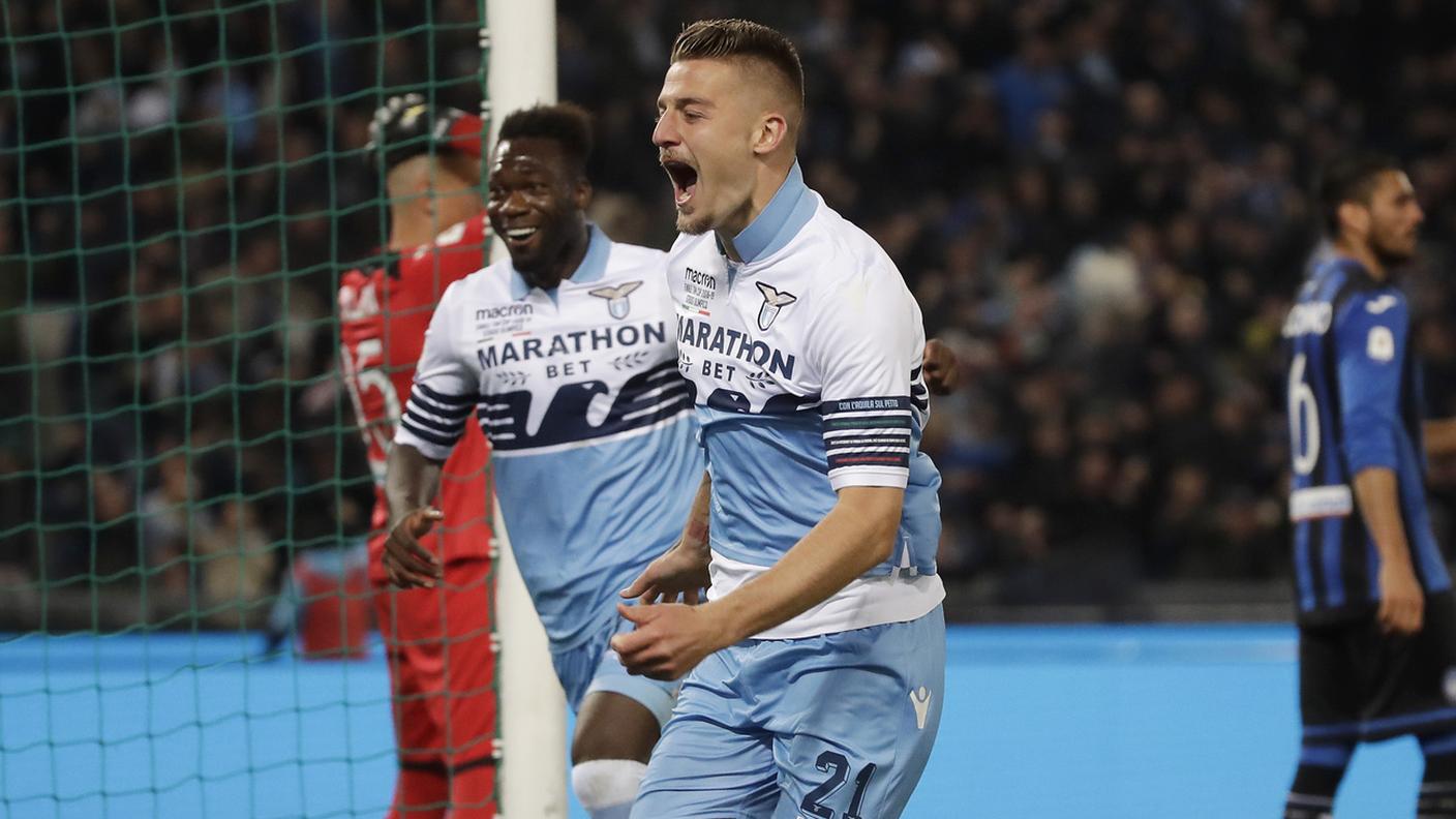 Milinkovic-Savic esulta per la rete del vantaggio laziale