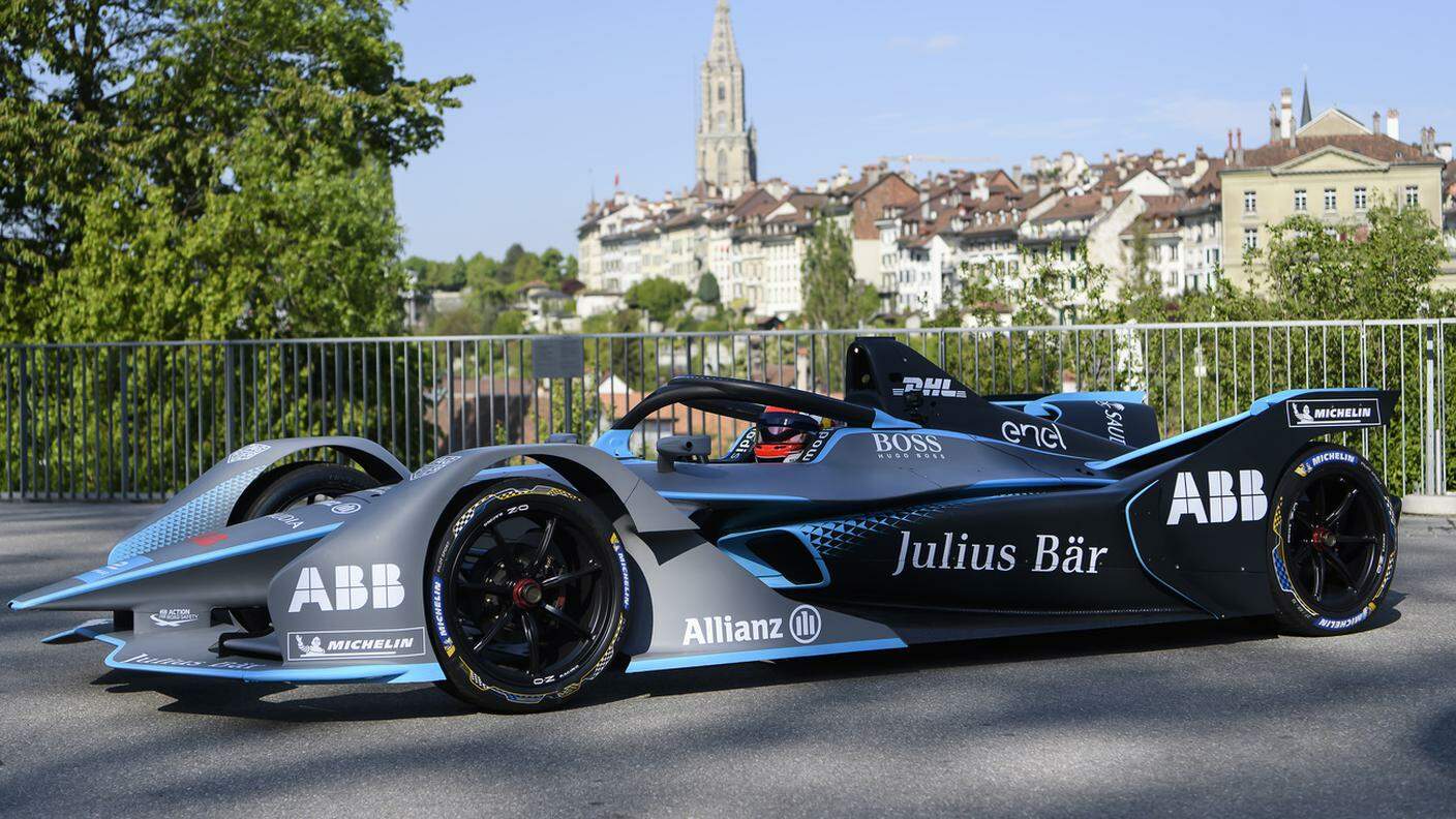Il campione svizzero Sebastien Buemi a bordo del suo veicolo elettrico giovedì a Berna