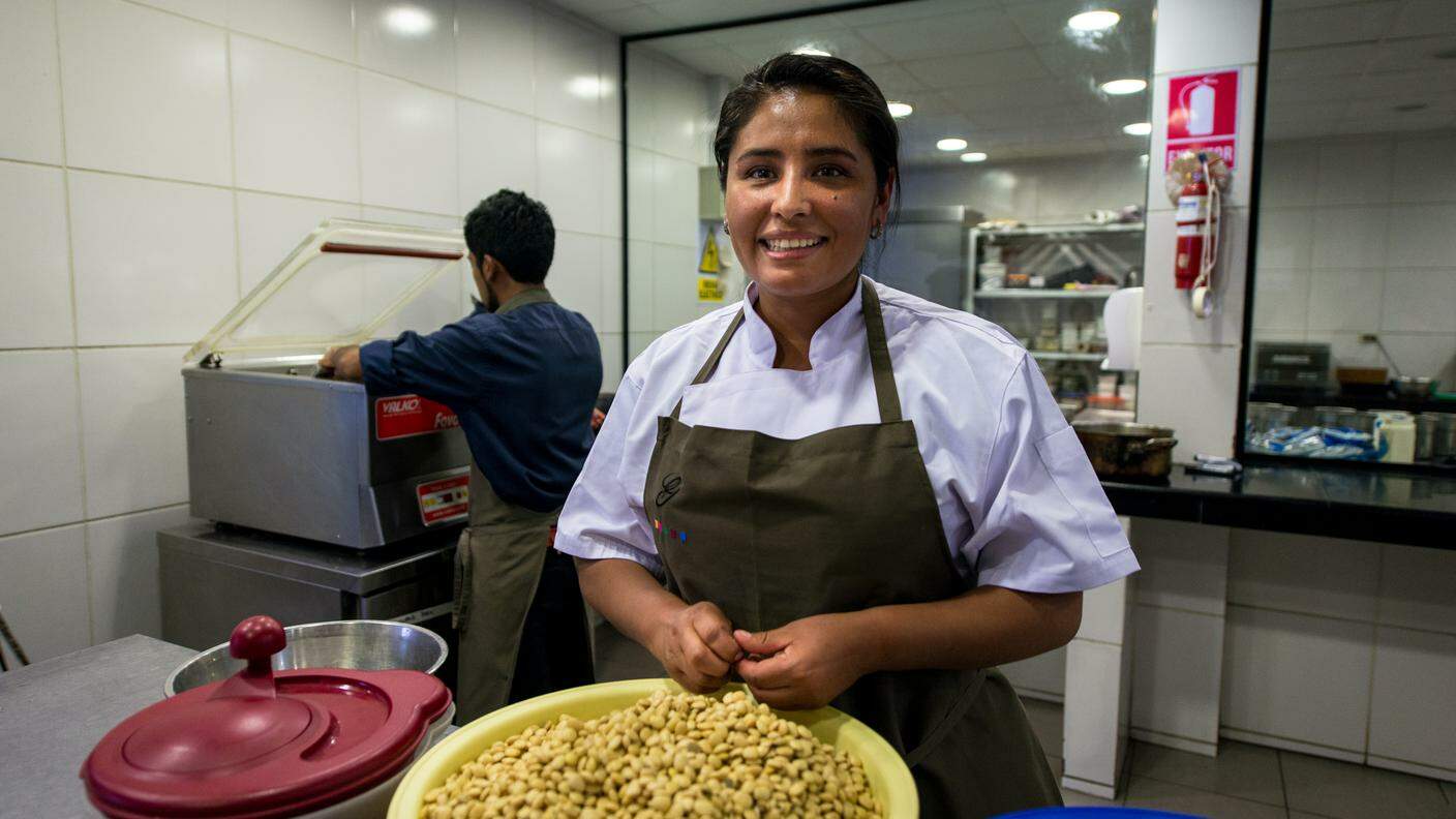 Coral Ayoroa è la responsabile del progetto educativo del ristorante e delle scuole Manq'a (cibo, secondo la lingua indigena aymara). 