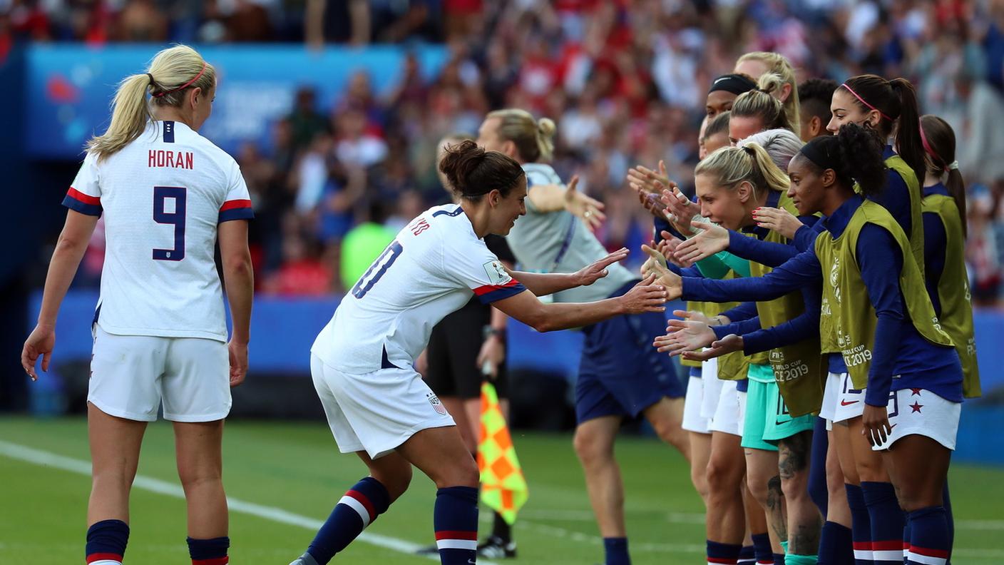 Carli Lloyd dà il 5 alle compagne in panchina
