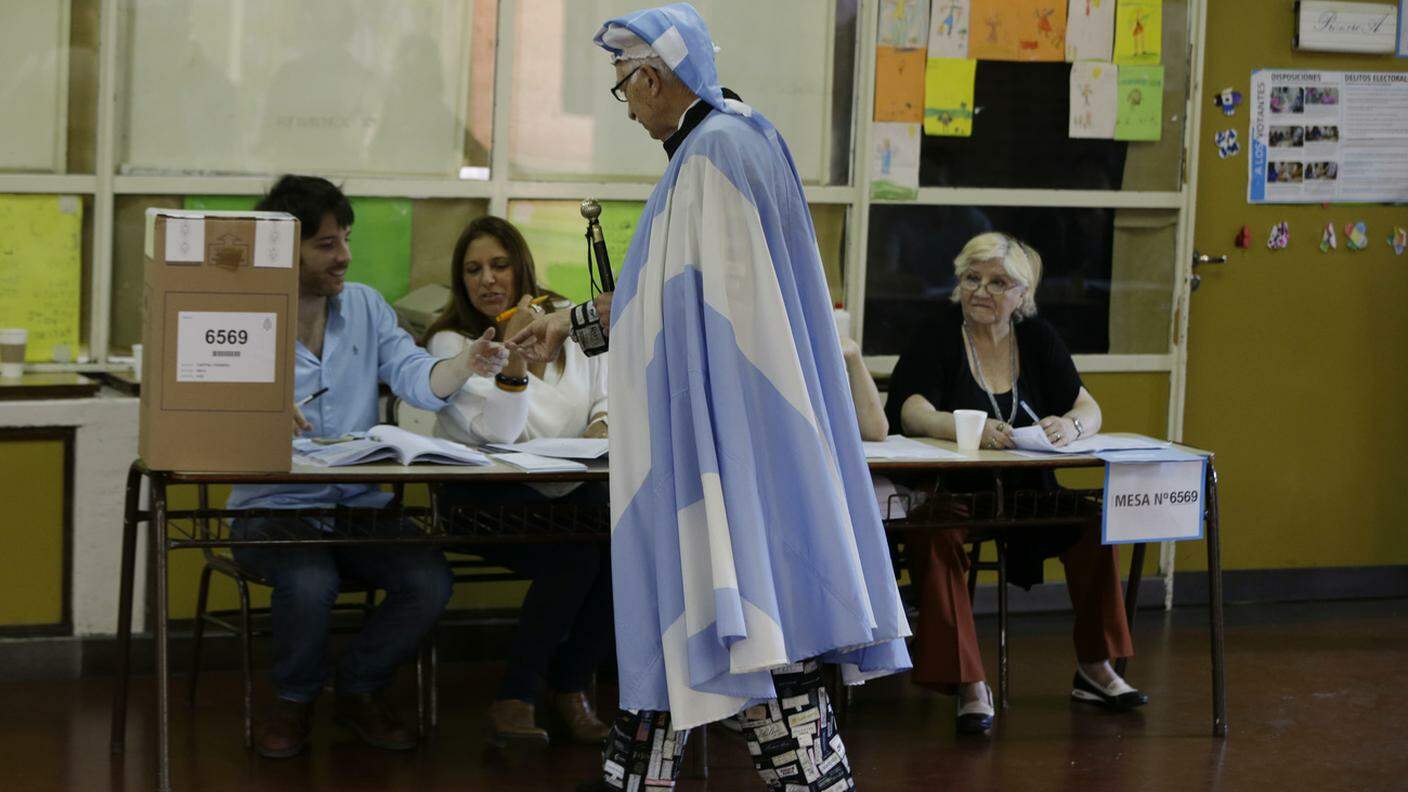 Un elettore argentino avvolto nella bandiera nazionale (foto d'archivio)