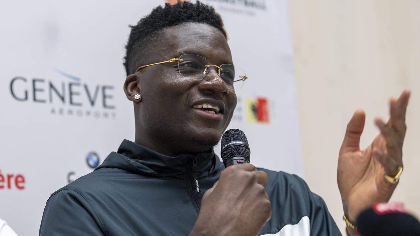Sorridente in conferenza stampa